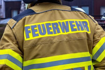 Brand in Plauen: Bundesstraße zeitweise gesperrt - Die Feuerwehr löschte den Brand in einem unbewohnten Gebäude in Plauen.
