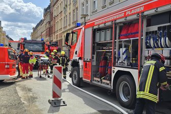 Brand in Plauener Mehrfamilienhaus: Gesperrte Straße stellt Einsatzkräfte vor Herausforderung - Am Donnerstag brannte es in einer Dachgeschosswohnung an der Plauener Goethestraße.