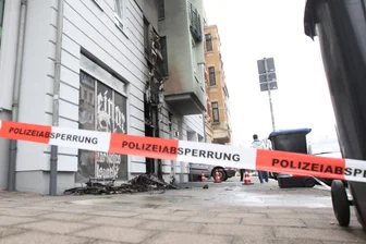 Brand in rechtem Szeneladen: LKA sieht Hinweise auf politischen Hintergrund - Die Plauener Feuerwehr musste in der Nacht von Freitag zu Samstag zum Löscheinsatz in den Thor-Steinar-Laden "Oseberg" ausrücken.