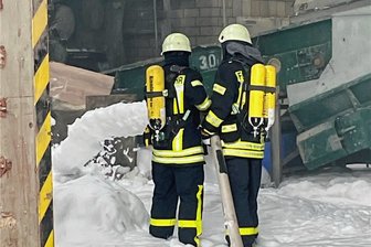 Brand in Recyclinganlage in Wildenfels: War Pyrotechnik im Müllschredder der Auslöser? - Mit Atemschutztechnik und Schaum wurde der Brand bekämpft.