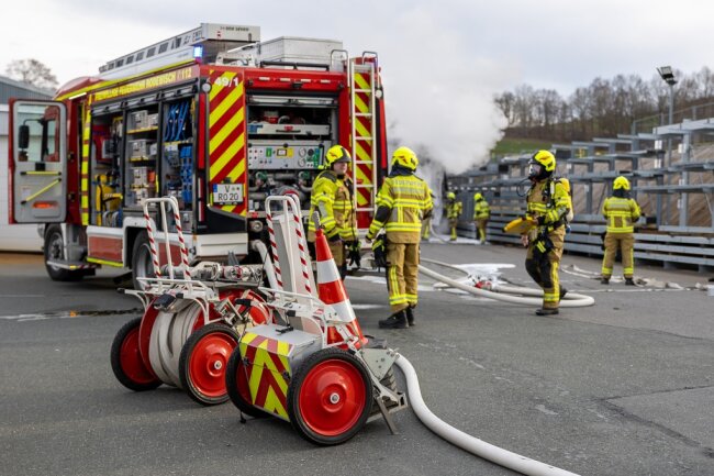 Brand in Rodewischer Industriegebiet: Kameraden konnten Flammen stoppen - 