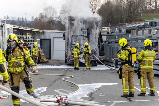 Brand in Rodewischer Industriegebiet: Kameraden konnten Flammen stoppen - Die Flammen griffen auf den Lastkraftwagen über.