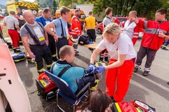 Brand in Rothenthal: Verletzte Einsatzkräfte auf dem Weg der Besserung -  Einsatzkräfte des Rettungs- und Katastrophendienstes checkten am Dienstag die am Brandbekämpfungseinsatz beteiligten Feuerwehrleute und Polizeibeamten auf dem Hof durch.