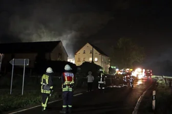 Brand in Scheune: Eigentümer kann Pferde retten - Nach Polizeiangaben war Dienstagnacht ein Radlader in einer Scheune des Hofes in Oberwinkel aus noch ungeklärter Ursache in Brand geraten.