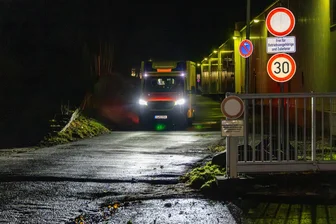 Brand in Schwarzenberger Kartonagenwerk - vier Mitarbeiter verletzt - In einem Kartonagenwerk in Schwarzenberg hat am Samstagmorgen eine Maschine gebrannt.