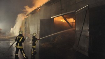Brand in Seifersdorf: Feuer vernichtet 2100 Strohballen - Der Lagerhallenbrand in Seifersdorf: Jeder der 2100 Quaderballen aus Stroh, so die Agrargenossenschaft Mavek, wog etwa 350 Kilogramm.