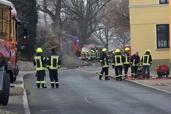 Brand in Stallgebäude im Vogtland: Feuerwehr verhindert Schlimmeres - Zahlreiche Feuerwehren sind am Freitag zu einem Brand nach Leubnitz ausgerückt.