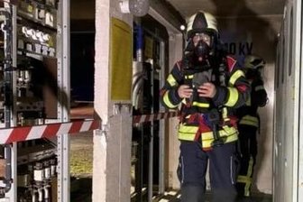 Brand in Trafostation sorgt für Stromausfall - Die Feuerwehrleute nahmen zuerst eine Gefahrstoffmessung vor, bevor die Havarie-Techniker das Objekt betreten durften.