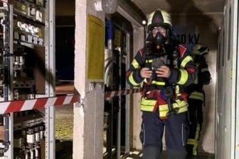 Brand in Trafostation sorgt für Stromausfall - Die Feuerwehrleute nahmen zuerst eine Gefahrstoffmessung vor, bevor die Havarie-Techniker das Objekt betreten durften.