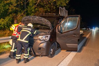 Brand in Transporter auf der A 14 bei Döbeln - Die Einsatzkräfte bauten die Batterie aus, die in Brand geraten war.