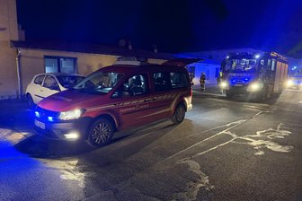 Brand in Vereinsheim im Erzgebirge: Weihnachtskranz fängt Feuer - Wegen eines Brandes in einem Vereinsheim in Zwönitz musste die Feuerwehr ausrücken.