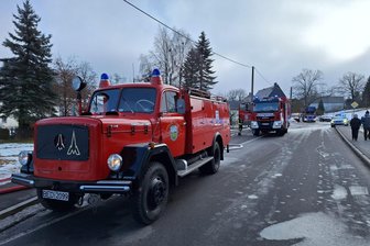 Brand in Voigtsdorf: „Ein paar Minuten später wäre das Wohnhaus dran gewesen“ - Beim Löscheinsatz in Voigtsdorf dabei: Dieser 63 Jahre alte TLF 16.