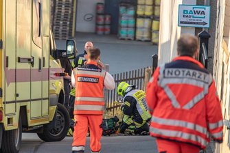 Brand in Werkstatt - Mann bei Löschversuch schwer verletzt -