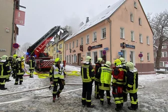 Brand in Wohn- und Geschäftshaus in Oberwiesenthal: Polizei nennt weitere Details - Im Zentrum von Oberwiesenthal kam es am Mittwoch zu einem Brand in einem Wohn- und Geschäftshaus.