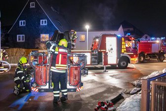 Brand in Wohnhaus im Erzgebirge: Polizei nennt Details zur Ursache - Feuerwehren sind in der Nacht zum Sonntag zu einem Brand nach Dorfchemnitz ausgerückt.
