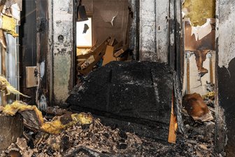 Brand in Wohnhaus in Beerwalde: Was ist aus den Bewohnern geworden? - In einem Mehrfamilienhaus in der Alten Dorfstraße in Beerwalde war es zu einem verheerenden Brand gekommen. Durch das Löschwasser bleibt es unbewohnbar.