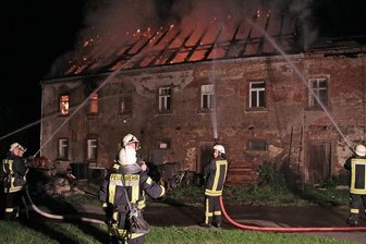 Brand in Wohnhaus in Pockau-Görsdof - Der Brand eines Wohnhauses in Pockau-Görsdorf hat in der Nacht zum Samstag Feuerwehr und Polizei auf Trab gehalten.
