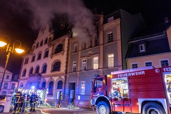 Brand in Wohnung am Markt in Geringswalde: Rettung gelingt in letzter Minute - Im Wohnhaus am Markt 2 war es am Sonntagabend zu einem Brand gekommen, der in seinem Verlauf mit mehr als 80 Helfern ein Großaufgebot an Feuerwehrleuten und Rettungskräften erforderte.