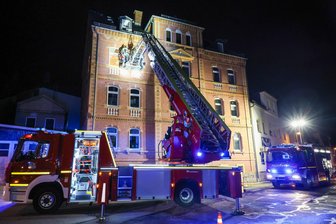 Brand in Wohnung im Erzgebirge – Bewohner sperrt sich aus - Über die Drehleiter und ein geöffnetes Fenster gelangten Feuerwehrleute in die Wohnung.