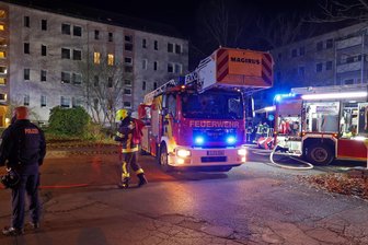Brand in Zwickau-Marienthal: Feuerwehr musste acht Menschen aus verrauchtem Treppenhaus retten - Die Feuerwehr musste acht Menschen aus einem brennenden Haus retten.