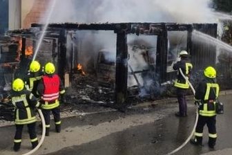 Brand sorgt für hohen Sachschaden - Ein Carport fing Feuer, das auf ein nebenstehendes Gebäude übergriff.