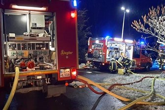 Brand und Explosion in Reichenbach nahe der A 4: Zwei Verletzte - Insgesamt zehn Feuerwehren sind am Ort des Geschehens.
