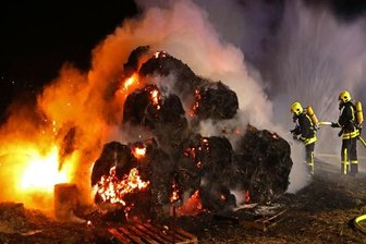 Brand vernichtet 60 Strohballen - 