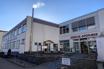Brand von Batterien im Ärztehaus Mittweida: Schadenssumme ist hoch – Feuerwehr gibt Tipp für Akku-Besitzer - Apotheke und Ärztehaus an der Lauenhainer Straße in Mittweida.