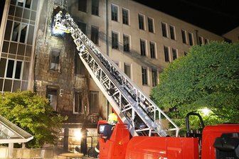 Brand von Müllcontainern greift auf Haus über - hoher Schaden - Die Flammen griffen auf die Gebäudefassade und die Einfahrt zu einer Tiefgarage über.