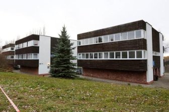 Brandanschläge in Einsiedel: Suche nach Zeugen geht weiter - Blick auf die beiden Asylunterkünfte, vor denen im April 2016 vier Brandsätze geworfen worden waren.