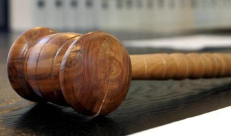 Brandanschlag auf Asylunterkunft: Haft- und Bewährungsstrafen für Angeklagte - 