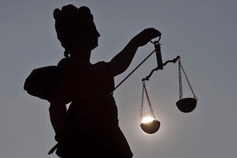 Brandanschlag auf Ausländerwohnheim: Mehrjährige Haftstrafen für Täter -