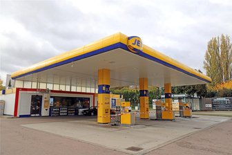 Brandanschlag auf Jet-Tankstelle in Freiberg: Verdächtige weiter in Haft - Am Montag sind noch alle Zapfsäulen der Tankstelle an der Olbernhauer Straße in Freiberg abgesperrt.