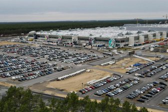 Brandanschlag durch Linksextreme? Tesla-Fabrik evakuiert, Berlin teils ohne Strom - Das Gelände der Tesla Gigafactory in Grünheide. Am Dienstag wurde ein Umspannwerk nahe der Fabrik attackiert, seitdem geht nichts mehr.