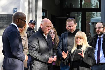 Brandanschlag vor Synagoge und Ausschreitungen in Berlin - Berlins Regierender Bürgermeister Kai Wegner (Mitte), Kultursenator Joe Chialo (links) und Innensenatorin Iris Spranger (rechts, alle CDU) besuchen die Synagoge, die Ziel eines Anschlags war.