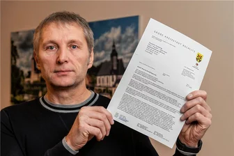 Brandbrief aus Rochlitz an Kanzler Scholz bleibt ohne Antwort - Der Rochlitzer OB Frank Dehne zeigte der "Freien Presse" Ende 2022 das Protestschreiben an die Bundesregierung mit Kanzler Olaf Scholz an der Spitze.