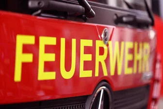 Brandeinsatz unter schwierigen Bedingungen: Mehrere Feuerwehren im Erzgebirge alarmiert - In Cranzahl musste die Feuerwehr am Montagabend einen Schornsteinbrand löschen.