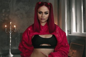 Brandenburger Rapperin Badmómzjay überzeugt mit Debütalbum - Nimmt sich ihren Raum: Rapperin Badmómzjay.