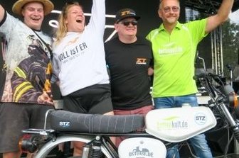 Brandenburgerin gewinnt coole S 51 - Die Brandenburgerin Phine Baldauf jubelt mit ihrem Freund Jonas Drusedau (links) bei der Übergabe derS 51.