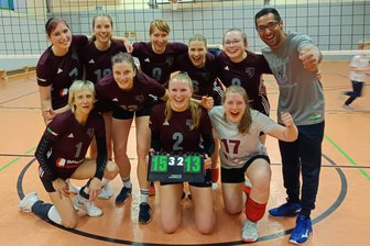 Brander Volleyballerinnen auf Augenhöhe mit dem Spitzenreiter - Hatten trotz der Niederlage gut lachen: Die SSV-Damen feiern mit ihrem Trainer Thomas Horvath (r.) den Punktgewinn.