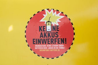 Brandgefahr durch Akkus für Entsorger "existenzgefährdend" - Im Müll können sich Lithiumbatterien leicht entzünden - etwa, wenn sie in Müllpressen verformt werden. (Symbolbild)