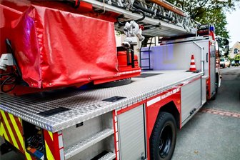 Brandgeruch: Feuerwehren rücken zu Wohnhaus in Aue aus - Mehrere freiwillige Feuerwehren sind am Dienstagmorgen zu einem Wohnhaus in Aue ausgerückt.