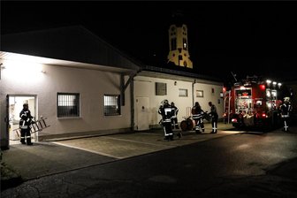 Brandgeruch im Einkaufsmarkt: Großeinsatz für Feuerwehren im Sehmatal - Abendlicher Feuerwehreinsatz im Supermarkt in Sehma: Mitarbeiter hatten im Gebäude Brandgeruch wahrgenommen.