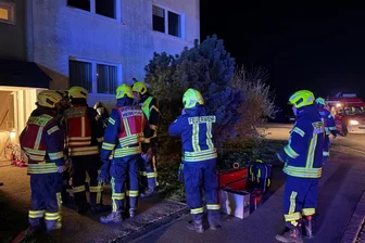 Brandgeruch im Erzgebirge: Feuerwehr klingelt bei Bewohnern - Die Feuerwehrleute mussten erst die Ursache für den Brandgeruch suchen.