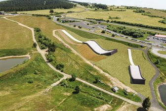 Brandneu im Erzgebirge: In Tschechien entsteht ein Freestyle-Park für Skifahrer und Snowboarder - Diese Visualisierung zeigt, wo genau die Kicker (Sprünge) für die Sommer- und Winteranlagen stehen werden. Im Bild oben links der Kreisverkehr gleich hinter der deutsch-tschechischen Staatsgrenze.