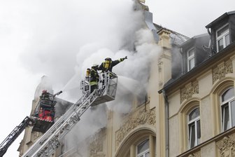 Brandopfer aus Plauen identifiziert - In diesem Haus an der Dürerstraße starben am Montag zwei Menschen und sechs Hunde.