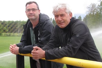 Brandopfer in Geringswalde: Fußballer sammeln Altpapier für Spende - Andreas Mehnert (l.) und SV-Vereinschef Mike Leye machen sich nach dem Brand eines Wohnhauses für eine Spende stark.