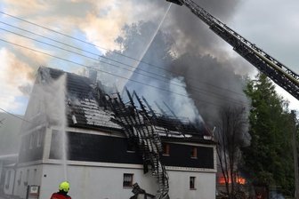 Brandopfer treffen ihren Lebensretter - Zu Himmelfahrt brach ein Brand in einem Schuppen an der Garnsdorfer Hauptstraße aus, der dann auch das Wohnhaus erfasste. 