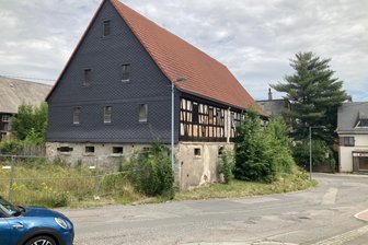 Brandruine an der B 173 in Mülsen: Warum der ehemalige Gasthof „Drei Linden“ nicht komplett abgerissen werden darf - Dieses Wohnstallhaus steht unter Denkmalschutz.
