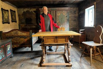 Brandschaden in Parkschänke Wildenfels behoben: Wie es für den Heimatverein weitergeht - Johannes Heyder vom Heimatverein im bereits wieder eingerichteten Barockzimmer im Obergeschoss der Parkschänke in Wildenfels.